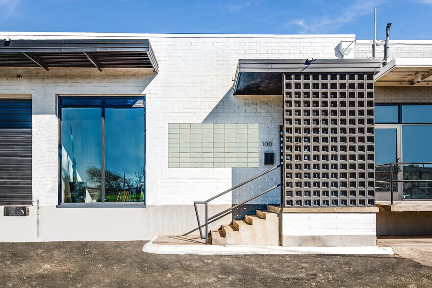 More Photos Of 2292 Vantage St, Dallas Showroom For Sale