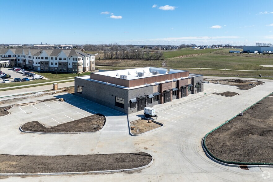 More Photos Of Highway 28 & Turnberry Road, Norwalk Storefront Retail Office For Lease