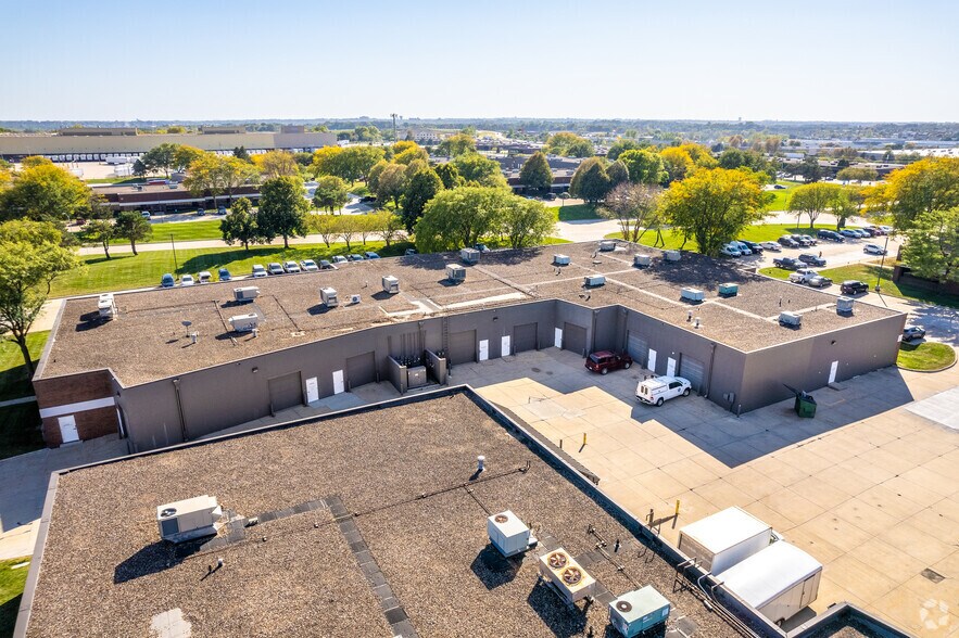 More Photos Of 11201-11243 Aurora Ave, Urbandale Flex For Lease