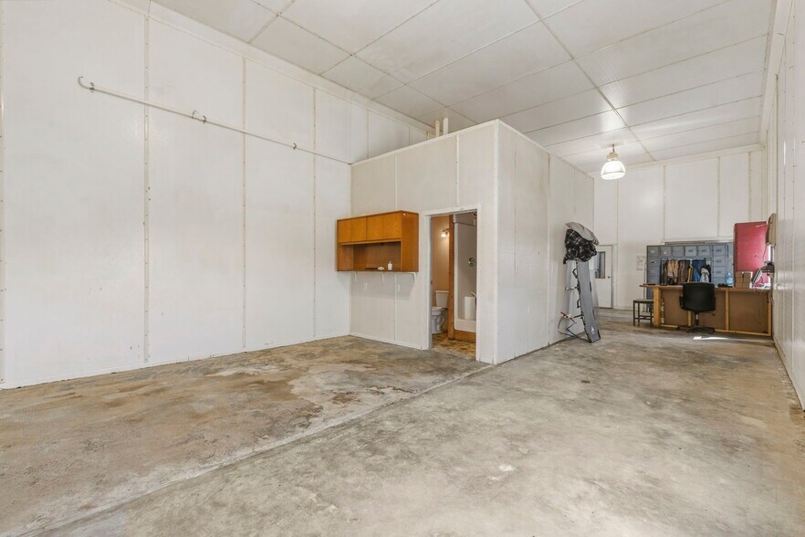 More Photos Of 306 SE Highway AA, Clinton Industrial For Sale