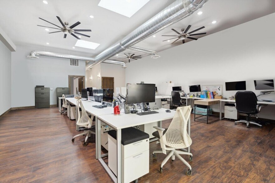 More Photos Of 5530 N Broadway St, Chicago Storefront Retail Office For Sale