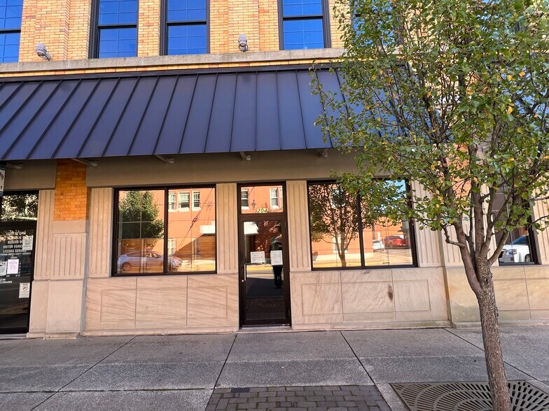More Photos Of 212 E 3rd St, Uhrichsville Storefront Retail Office For Lease