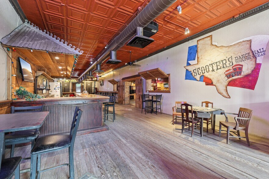 More Photos Of 113 N Main St, Moulton Bar For Sale