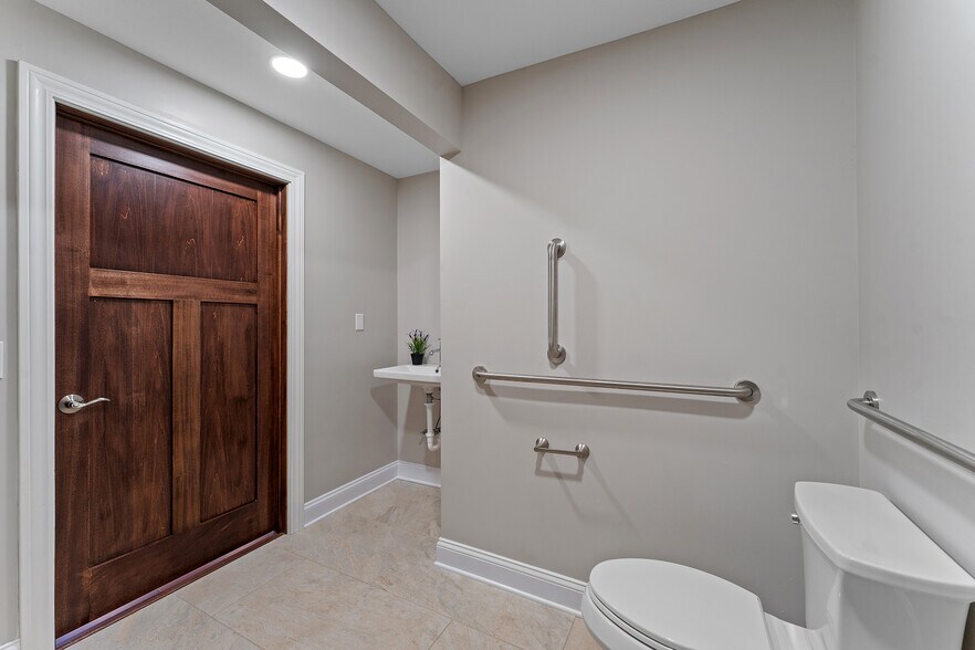 More Photos Of 784 McClurg Rd, Youngstown Office For Sale