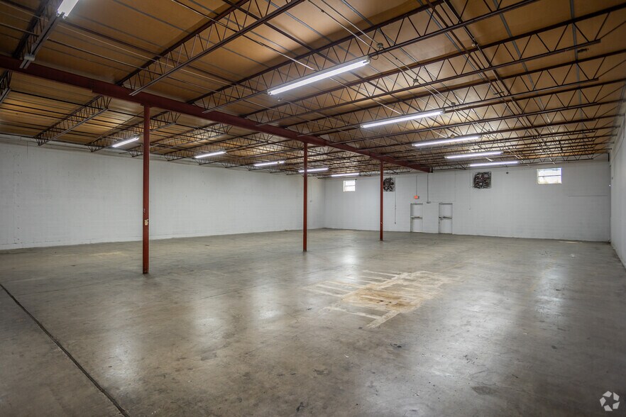 More Photos Of 11301-11345 Indian Trl, Dallas Warehouse For Lease
