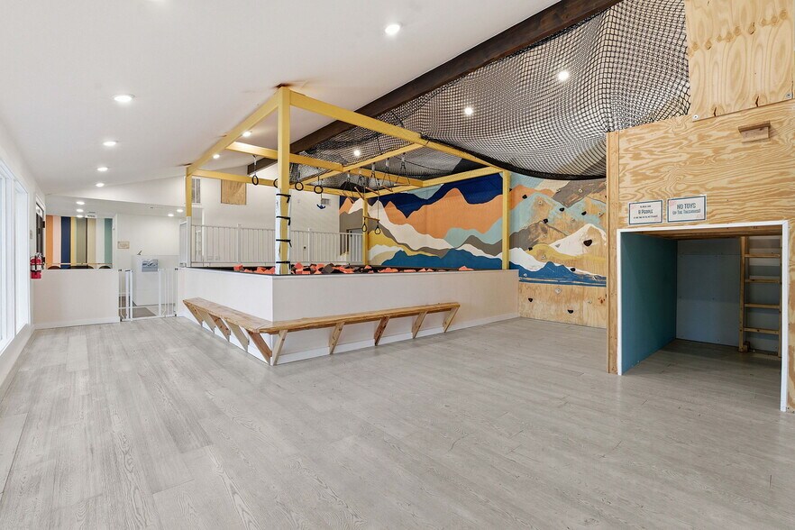 More Photos Of 13617 Fitzhugh Rd, Austin Showroom For Lease