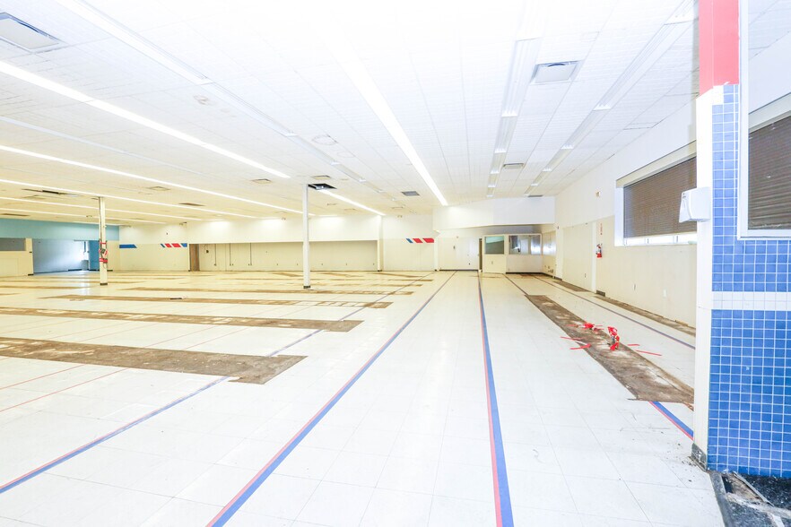 More Photos Of 902 N Lewis St, Glenville Drugstore For Lease