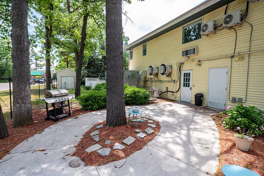 More Photos Of 461 Munson Ave, Traverse City Hotel For Sale