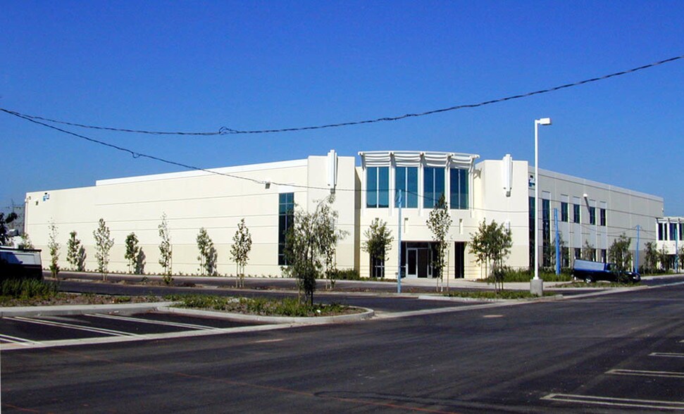 More Photos Of 2705 Media Center Dr, Los Angeles Warehouse For Lease