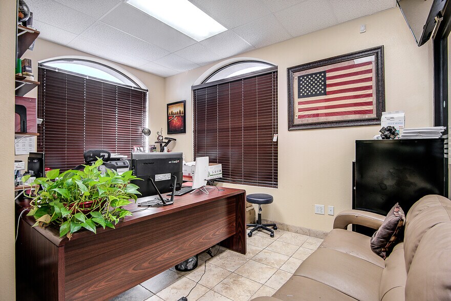 More Photos Of 720 W Nathan Lowe Rd, Arlington Medical For Sale