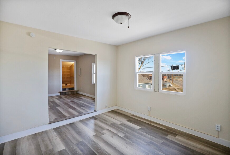 More Photos Of 1850 Easton Blvd, Des Moines Storefront Retail Residential For Sale