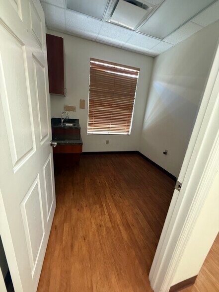 More Photos Of 13043-13045 Summerfield Sq, Riverview Medical For Sale