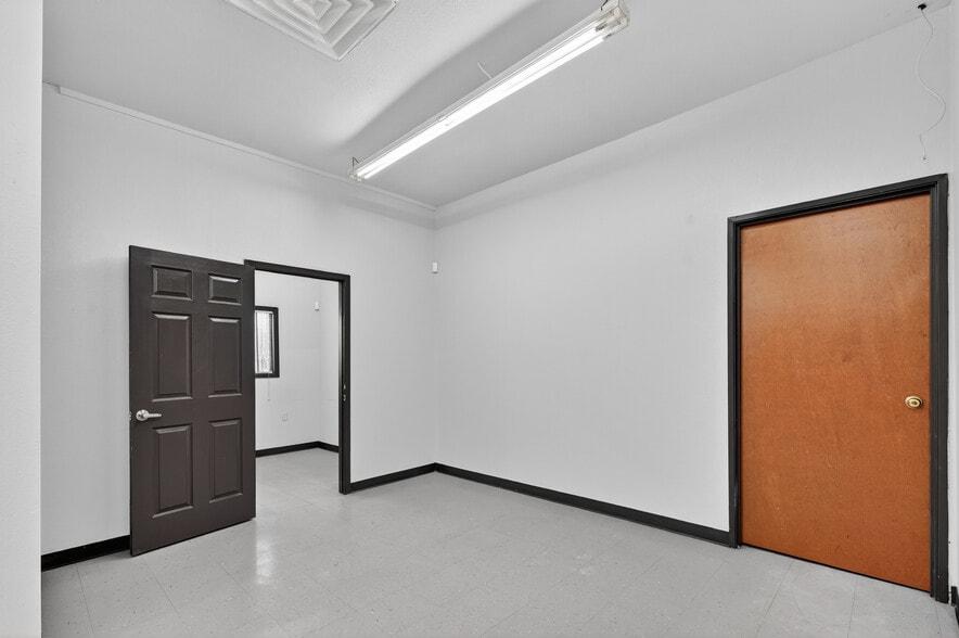 More Photos Of 3413 Herring Ave, Irving Funeral Home For Lease