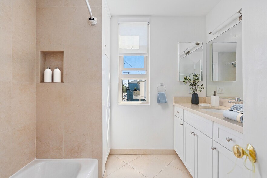 More Photos Of 1908-1910 Pacific Ave, Venice Apartments For Sale