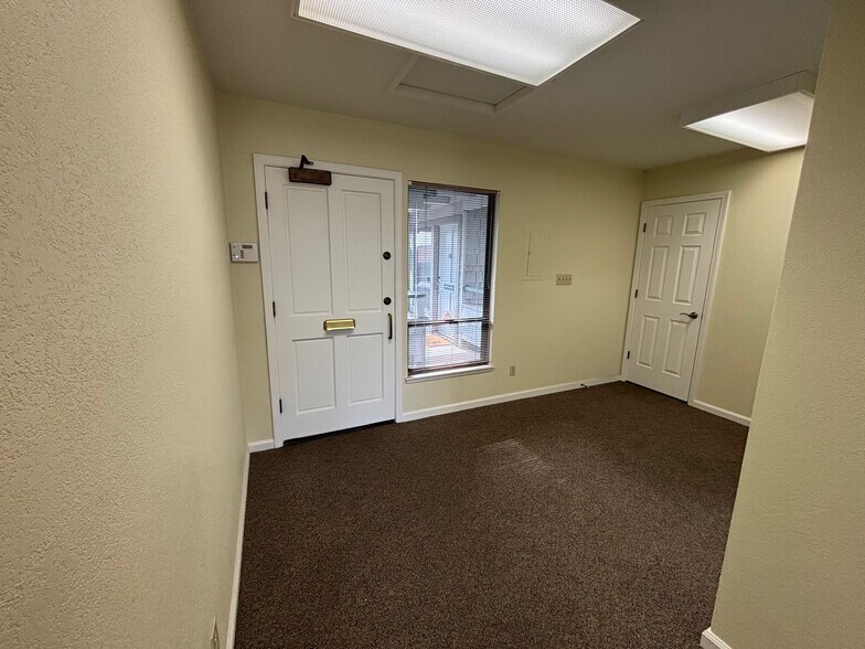 More Photos Of 222 W Lockeford St, Lodi Office For Lease