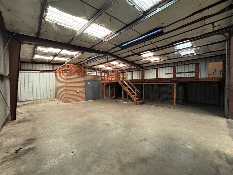 More Photos Of 1117 Joseph St, Shreveport Flex For Lease