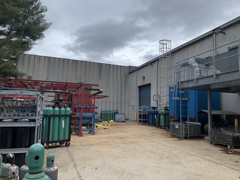 More Photos Of 7552 Accotink Park Rd, Springfield Warehouse For Sale