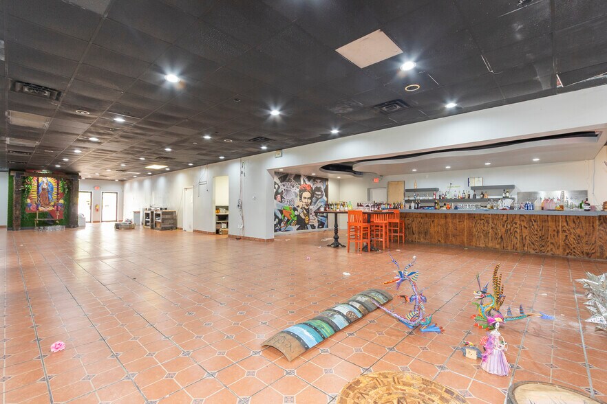 More Photos Of 1704-1710 W Main St, Central Restaurant For Lease