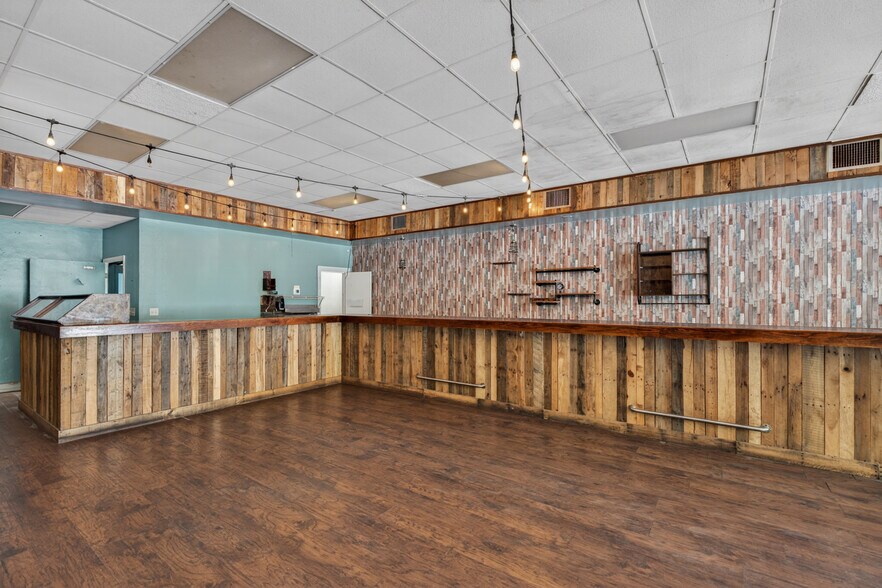 More Photos Of 142 & 144 US-98 Miracle Strip Pky, Fort Walton Beach Storefront For Sale