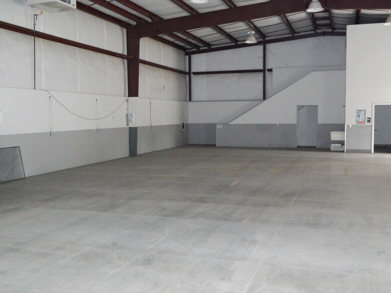 More Photos Of 239 Industrial Dr, Roseburg Warehouse For Lease