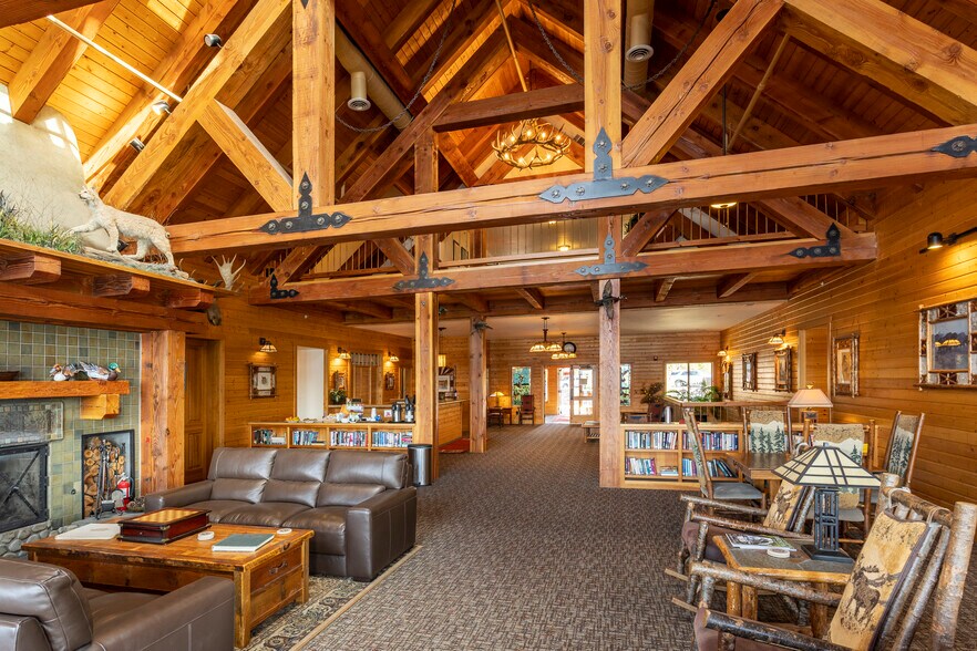 More Photos Of 41 Lakeshore Dr, Sagle Hotel For Sale