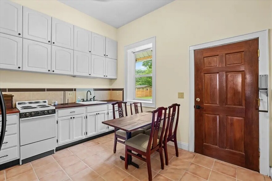 More Photos Of 313 Wolfe St, Cohutta Office For Sale