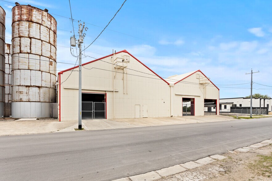 More Photos Of 1127 Bowie St, Seguin Industrial For Lease
