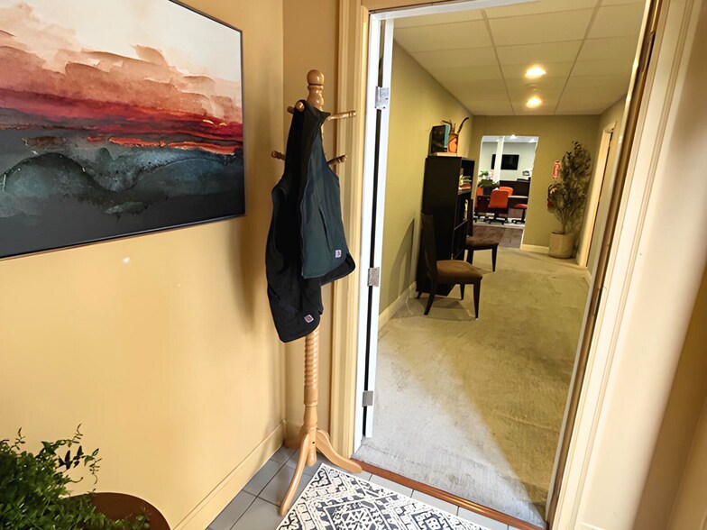 More Photos Of 111 Centerville Rd, Lancaster Office For Lease