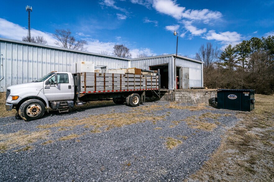 More Photos Of 52 Mid Valley, Verona Light Manufacturing For Sale