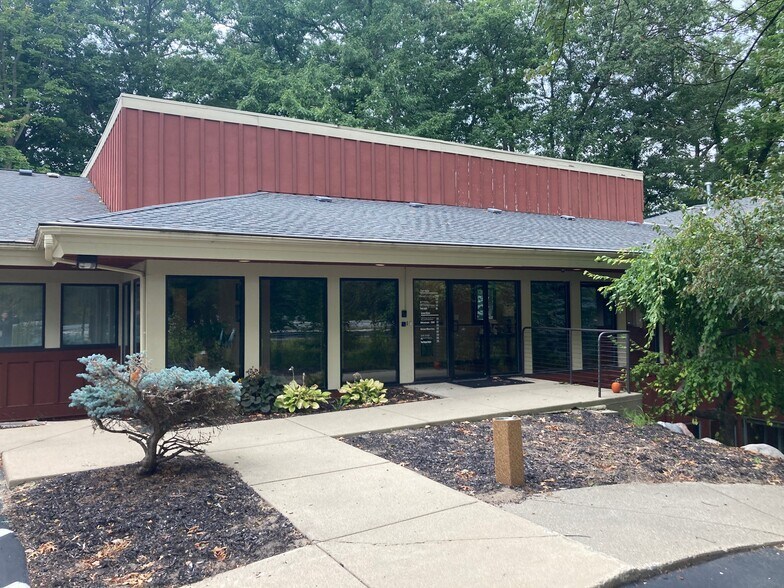 More Photos Of 500 Cascade West Pky SE, Grand Rapids Office For Lease