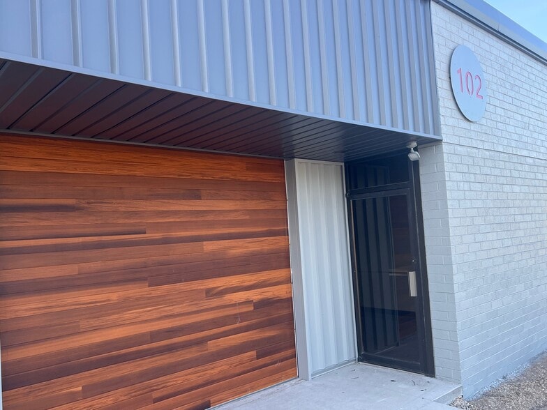 More Photos Of 8949 N Deerbrook Trl, Brown Deer Flex For Lease