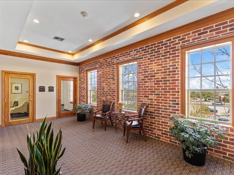 More Photos Of 1245 S Main St, Grapevine Unknown For Lease