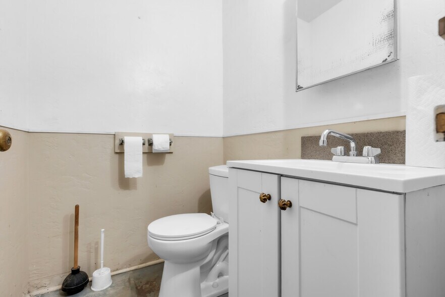 More Photos Of 227 Commission St, Salinas Showroom For Sale