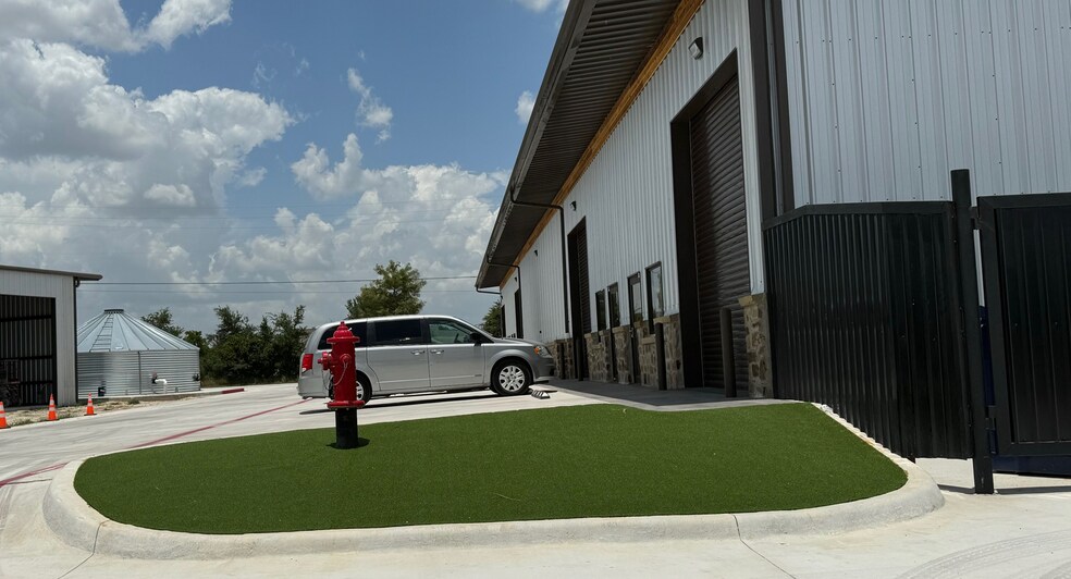 More Photos Of 1055 FM 2623, Seguin Showroom For Lease