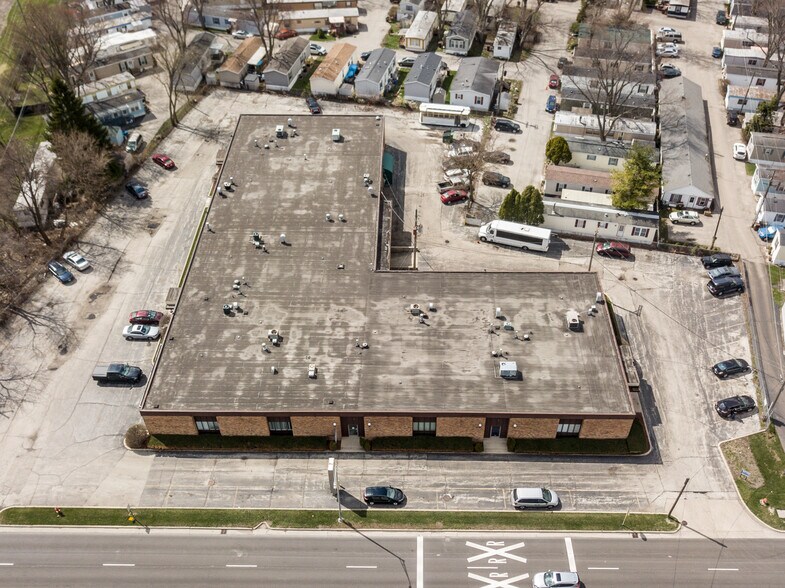 More Photos Of 110 S River Rd, Des Plaines Warehouse For Lease