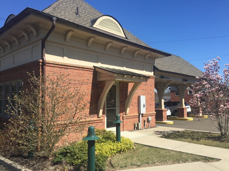 More Photos Of 85 East Putnam Ave, Cos Cob Bank For Lease
