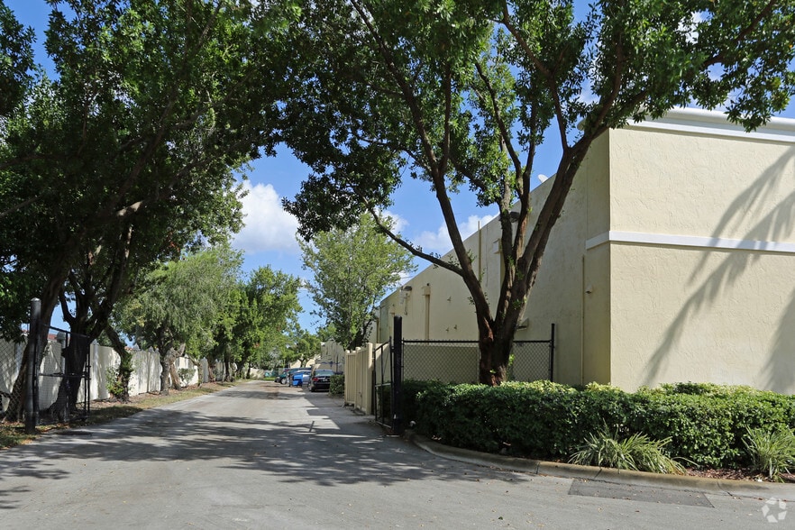 More Photos Of 11431-11461 W Oakland Park Blvd, Sunrise Unknown For Lease