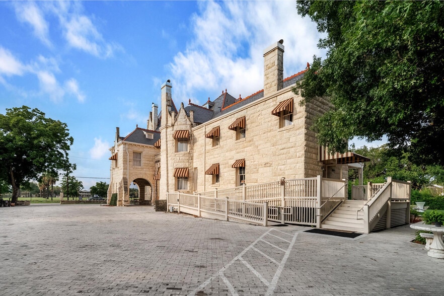 More Photos Of 950 E Grayson St, San Antonio Lodge Meeting Hall For Sale