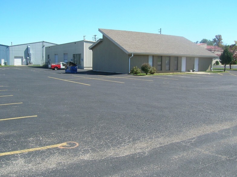 More Photos Of 2140 N Fox Hollow Dr, Nixa Showroom For Lease