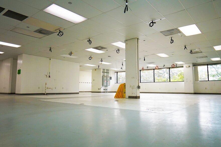 More Photos Of 1121 W Newport Center Dr, Deerfield Beach Warehouse For Sale