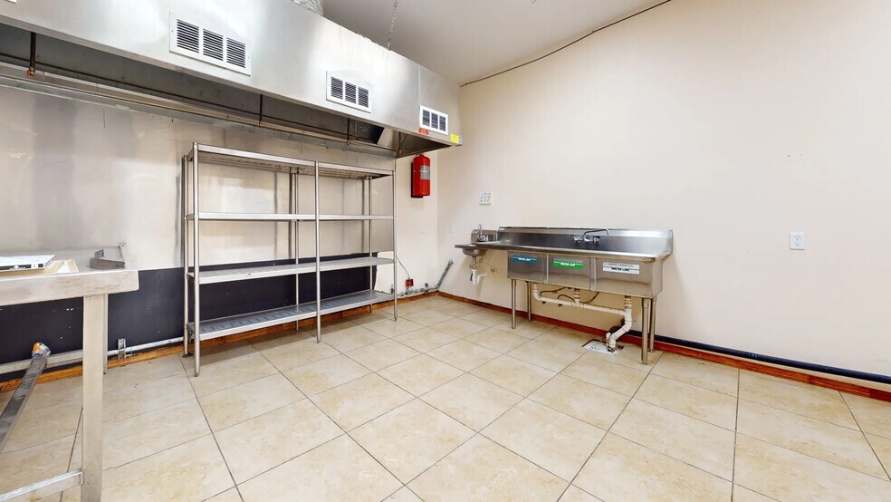 More Photos Of 500-504 E 9th St, Mission Office For Lease