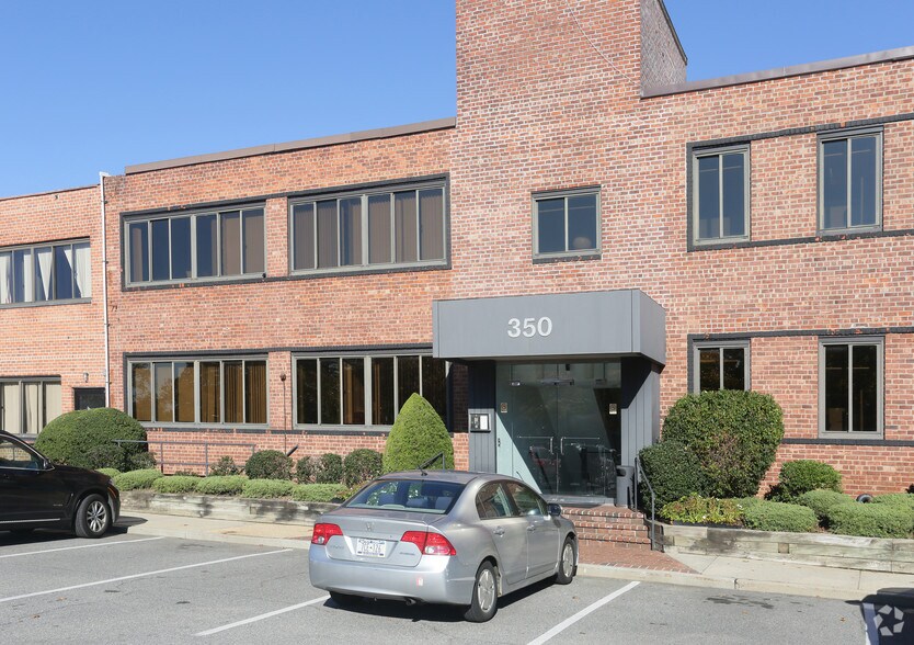 More Photos Of 350 Old Country Rd, Garden City Office For Lease