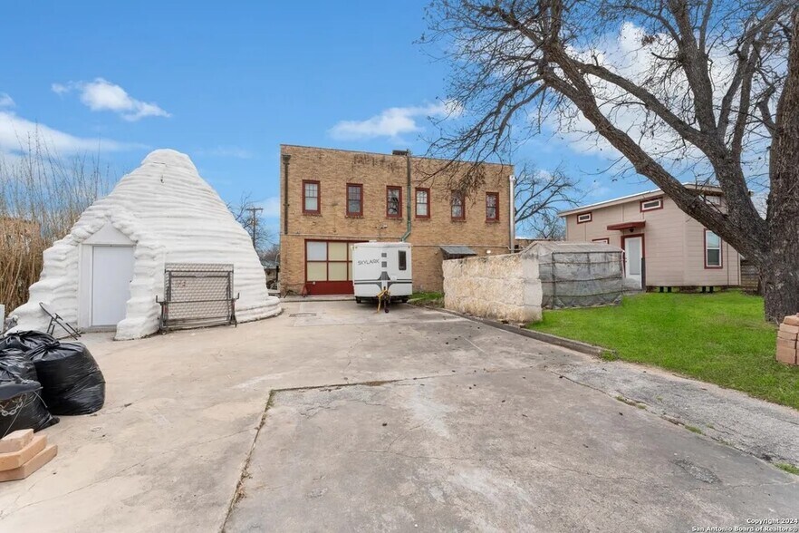 More Photos Of 2323 Buena Vista St, San Antonio Freestanding For Sale