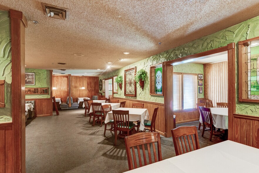 More Photos Of 1702 Park Hill Dr, Gainesville Restaurant For Sale