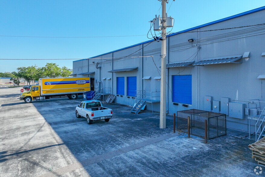 More Photos Of 217 Altamonte Commerce Blvd, Altamonte Springs Warehouse For Lease