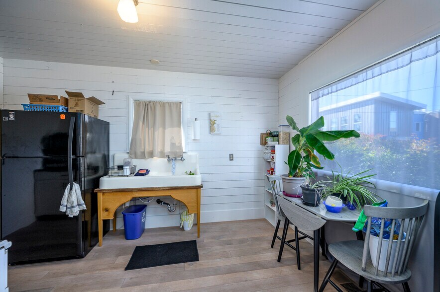 More Photos Of 636 NE Baker St, Mcminnville Freestanding For Sale