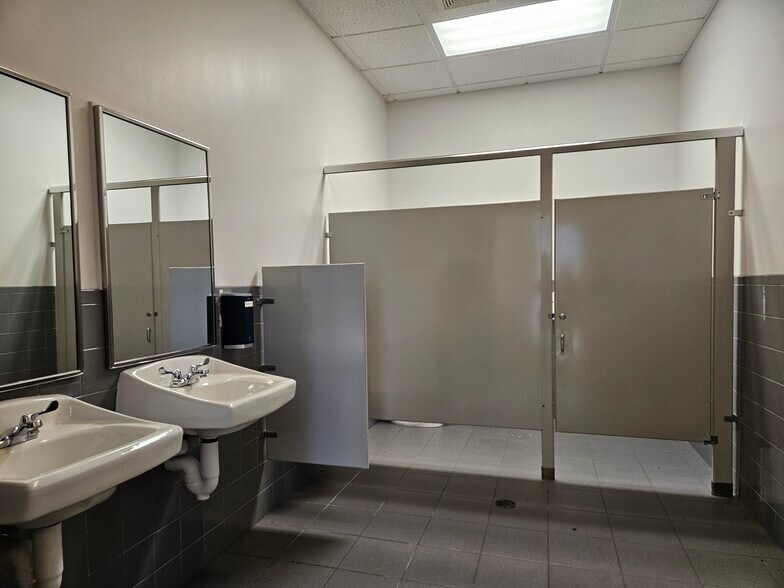 More Photos Of 4525 Sunset Blvd, Steubenville Storefront Retail Office For Lease