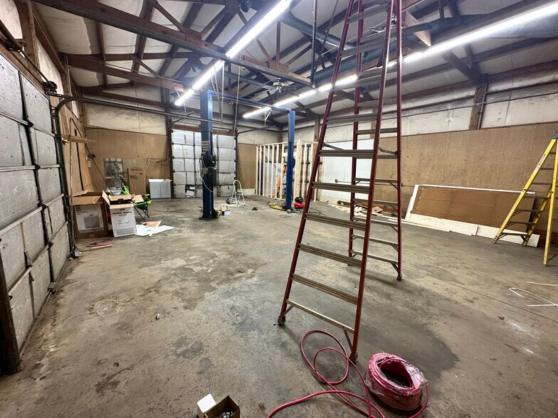 More Photos Of 132 2nd Ave, New London Warehouse For Lease