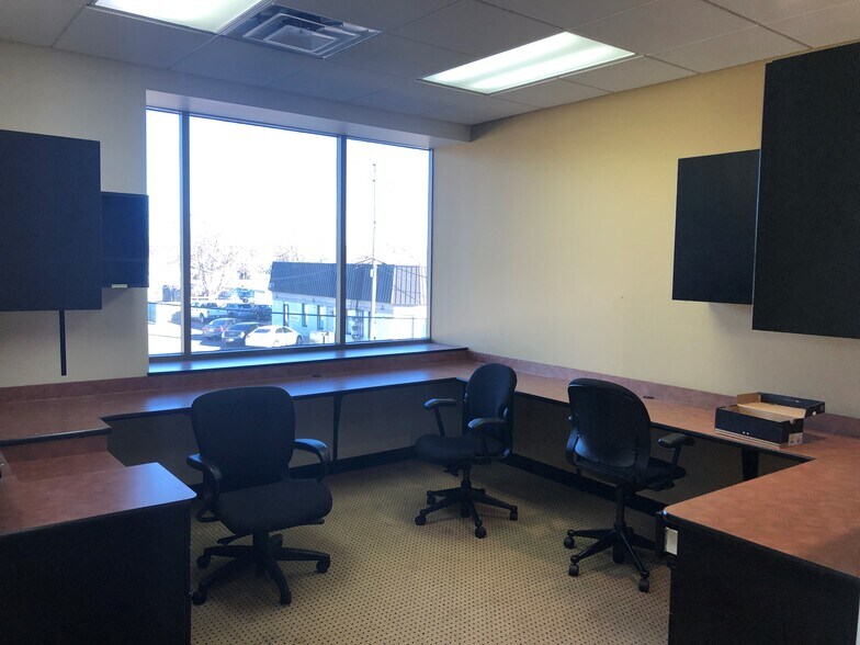 More Photos Of 27085-27087 Gratiot Ave, Roseville Office For Lease