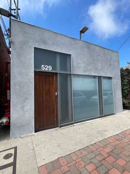 Primary Photo Of 529 Victoria Ave, Venice Loft Creative Space For Lease